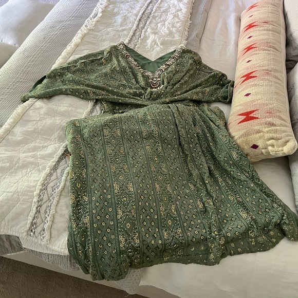 Gorgeous Beaded Indian Gown (green) Medium - Picture 6 of 8